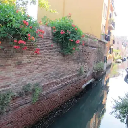 Charming Flat With Terrace Over The Canal