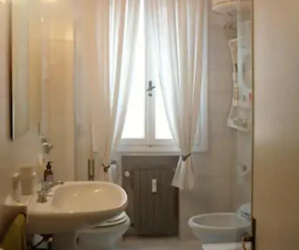 Charming Flat With Terrace Over The Canal 아파트 베니스