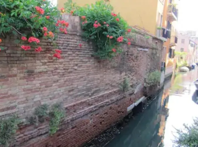 Charming Flat With Terrace Over The Canal